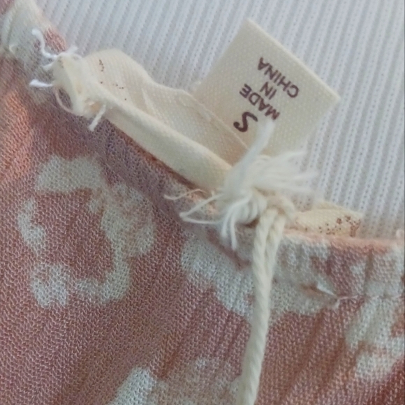 Hem & Thread Floral Ruched Front Top S Blush - Picture 10 of 11